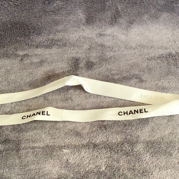 Set of 2 Chanel Authentic Shopping Bags and 3 ribbons - Picture 11 of 11